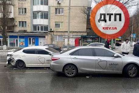 Два елітні таксі потрапили в аварію у центрі Києва (фото) 