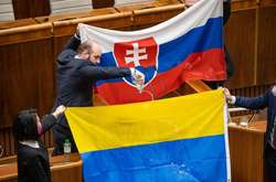  У парламенті Словаччини  депутат Андрей Медвецьки  вилив воду на прапор України 
  