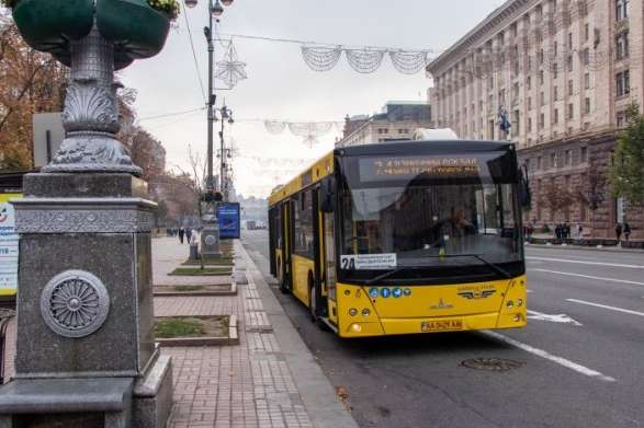 У Києві затримується рух тролейбусів та трамваїв: на яких маршрутах стався збій