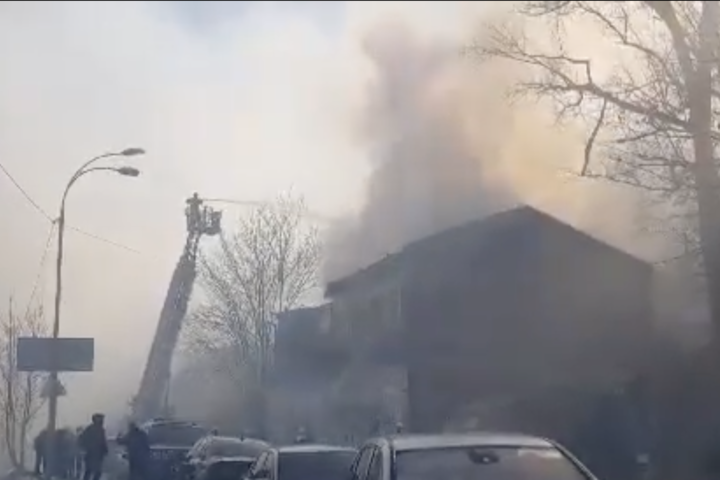 У Києві поруч із Андріївським узвозом горить будівля (відео) 