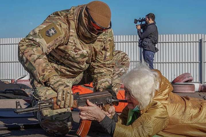 Мариупольская бабушка с оружием стала звездой соцсетей (фото)