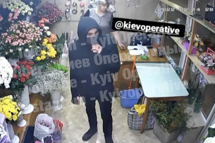 У Києві чоловік вкрав букет квітів 14 лютого (відео)