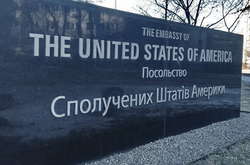 Посольство США у Києві спустило прапор (фото) 