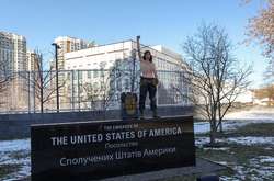 Напівгола активістка Femen протестувала біля посольства США в Києві (фото) 