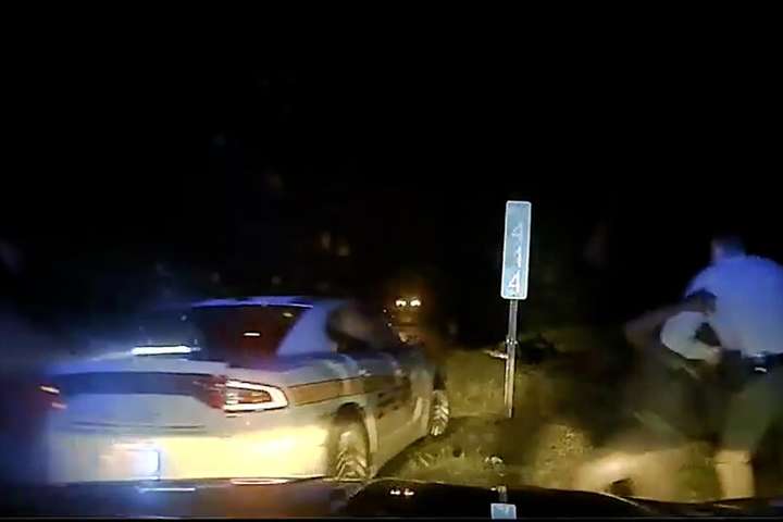 У США Tesla «атакувала» поліцейський автомобіль (відео)
