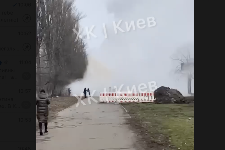 Небезпечний фонтан: у Києві прорвало трубу з гарячою водою (відео) 