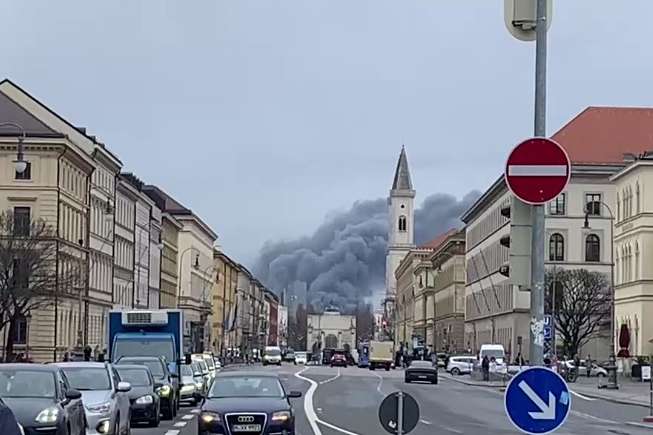 Масштабна пожежа у Мюнхені в день відкриття безпекової конференції (відео)