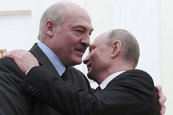 Обережний Путін зірвався і кинувся в обійми Лукашенка (відео)