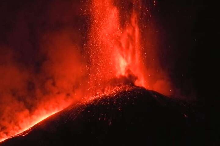 На Сицилії триває виверження вулкану Етна: яскраве відео