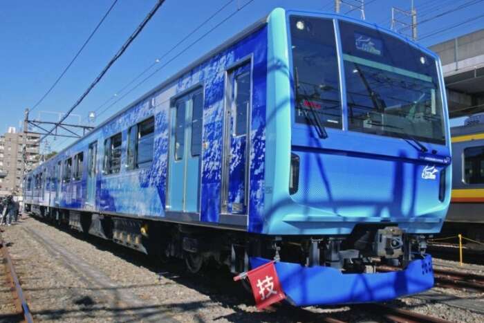 <p>Незважаючи на скромний зовнішній вигляд, поїзд оснащений технологіями Hitachi та Toyota</p>