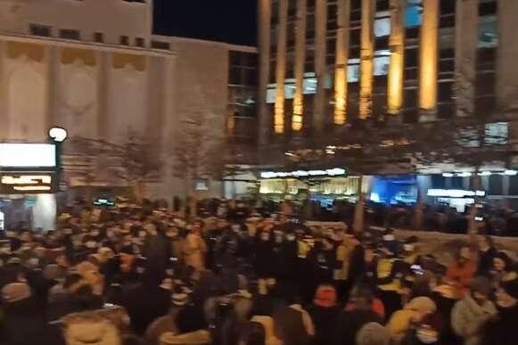 У Москві сотні людей вийшли на вулиці проти війни в Україні (відео)