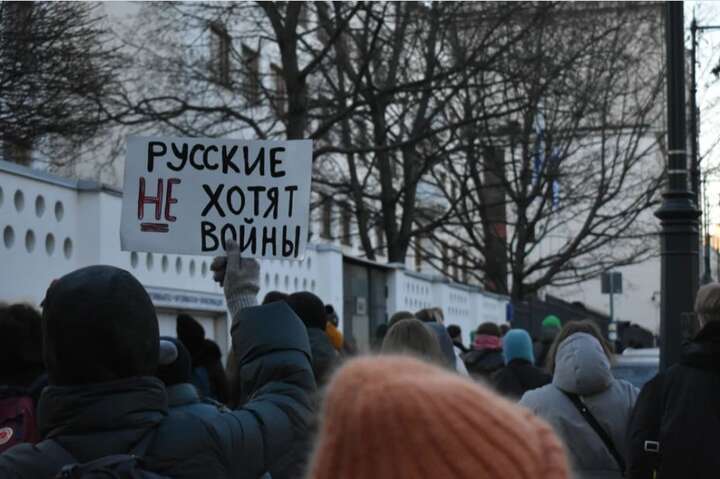 Пропагандистське телебачення РФ не показало жодного з 6400 арештів учасників антивоєнних акції – CNN