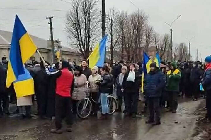 Луганщина: жителі Сватового заблокували окупантів та співають гімн України