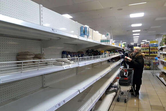 У росіян паніка: змітають продукти з полиць магазинів