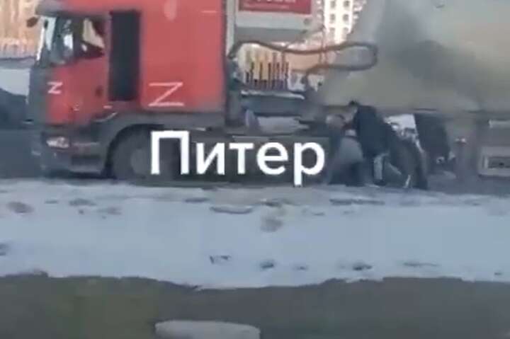 У Росії водій вантажівки отримав по шиї за літеру «Z» (відео)