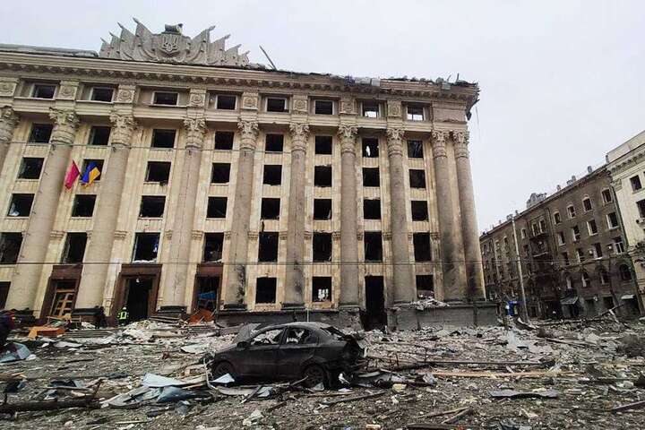 Жахливі кадри з проспекту Свободи Харкова після обстрілу російських окупантів 1 березня 2022 року.