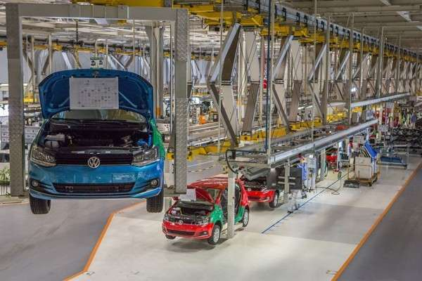 Volkswagen и BMW приостанавливают выпуск авто из-за дефицита украинских деталей