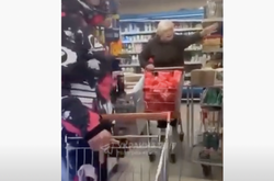 Две пачки в одни руки: в России покупатели чуть ли не дерутся за сахар в магазинах (видео)