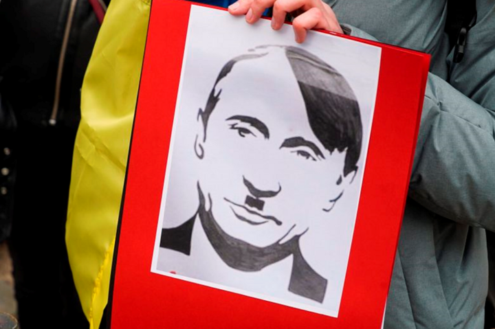 Німецькі ЗМІ перейнялися тим, чому Путін хоче денацифікувати українців. На фото антипутінська демонстрація у Гамбурзі