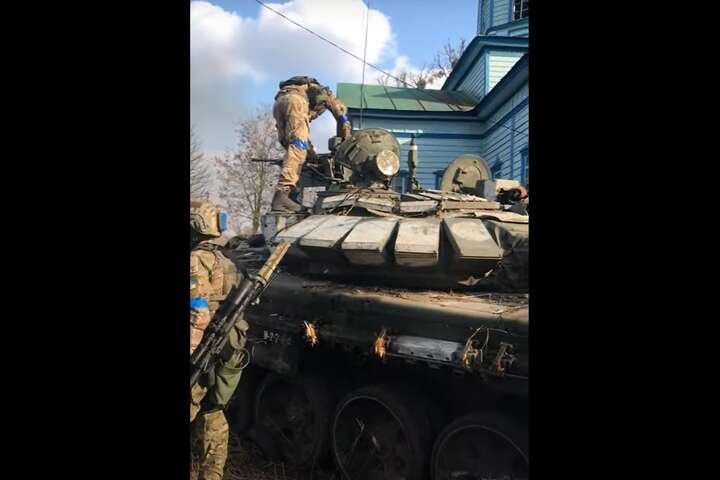 Українські військові знову захопили танк окупантів (відео)