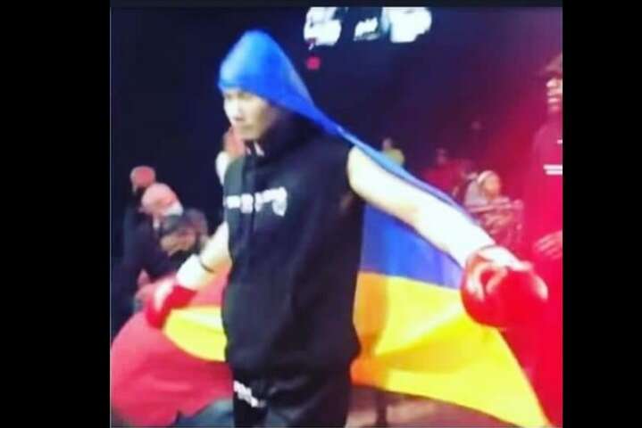 Казахський боксер вийшов на бій у США з українським прапором