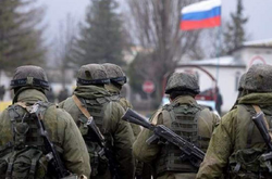 Российские военные в Беларуси пристают к девушкам, скупают водку и ищут проституток