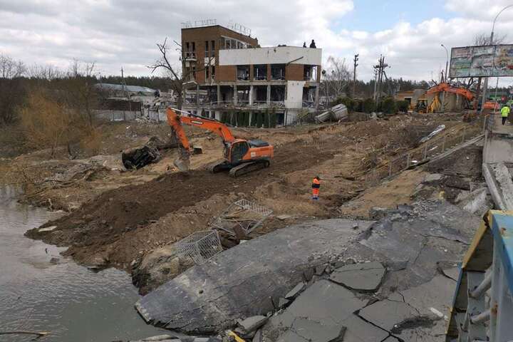 В Ірпені поруч зі зруйнованим почалося зведення тимчасового мосту (фото)