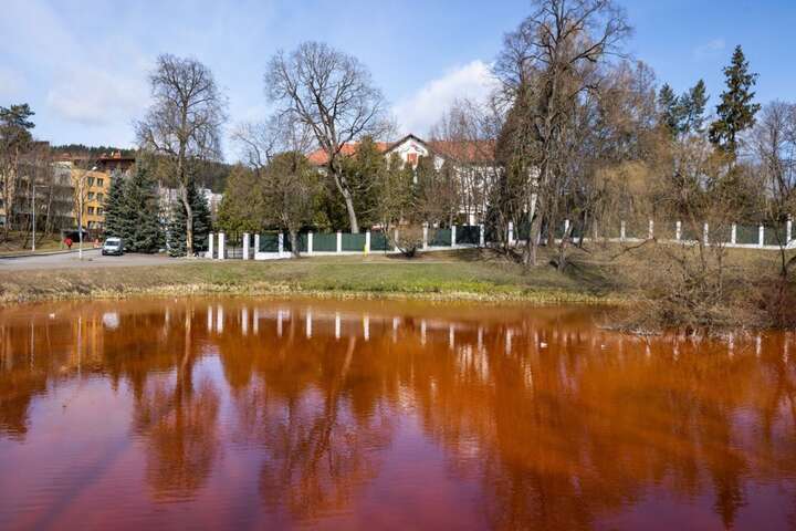 У Литві ставок поблизу російського посольства активісти пофарбували у колір крові (фото)