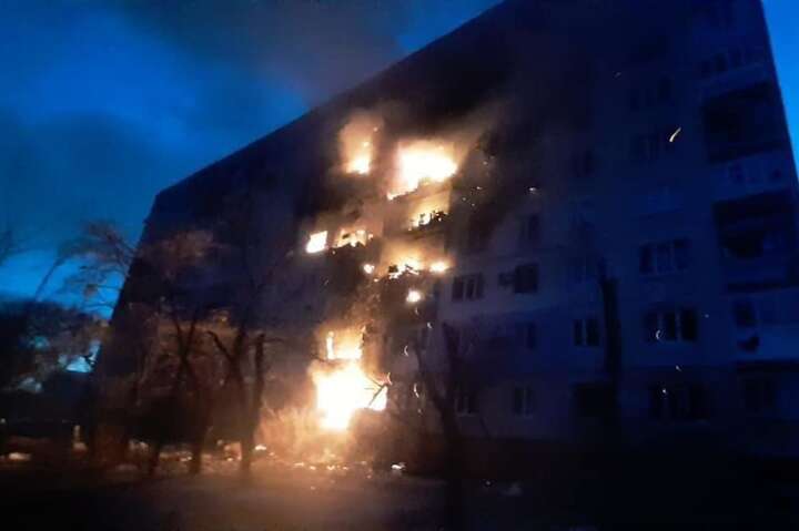 Ворог завдав чергового удару по Сєвєродонецьку – спалахнула багатоповерхівка