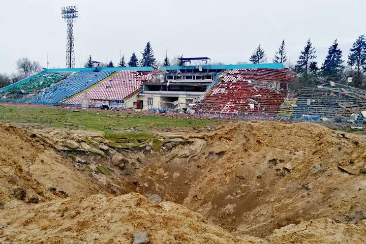 Відновленню не підлягає: посеред стадіону у Чернігові – вирва від півтонної авіабомби (фото)