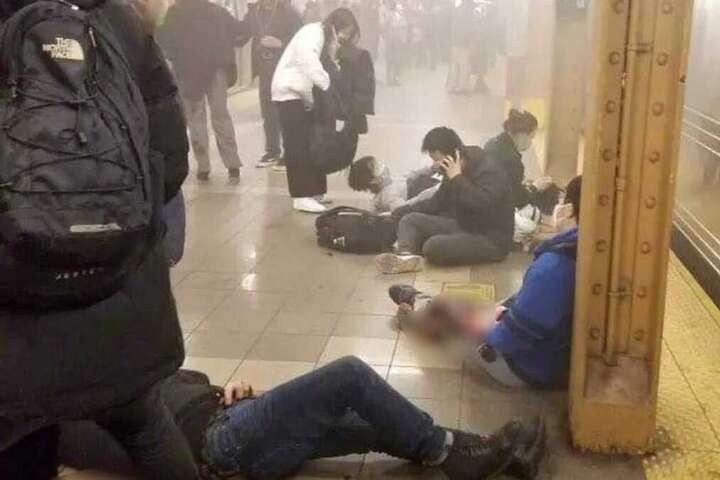 Наразі відомо про 13 поранених осіб через стрілянину у метро Нью-Йорка&nbsp;