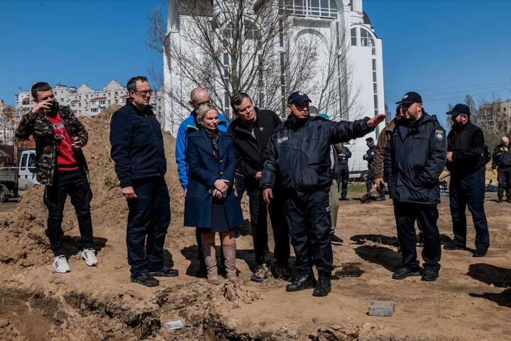 Американські сенатори на власні очі побачили знищені окупантами передмістя Києва