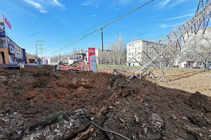 У Миколаєві після обстрілу військами РФ утворилася гігантська вирва (відео)