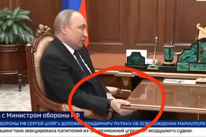 Путін та рука. Диктатор дивно поводився під час доповіді Шойгу (відео)