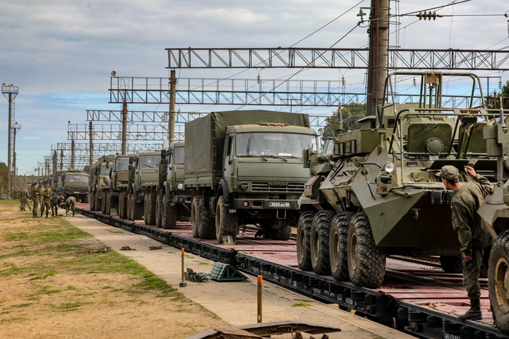 Россия продолжает стягивать технику на Донбасс: спутниковые снимки