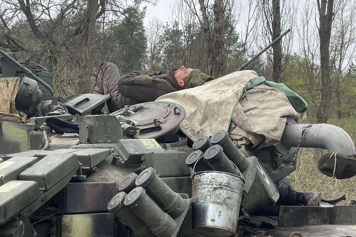 Українські танкісти показали, як відпочивають на броні (фото)