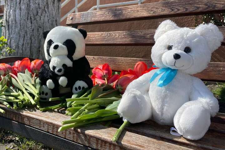 До розбомбленої рашистами одеської багатоповерхівки приносять іграшки та квіти (фото)