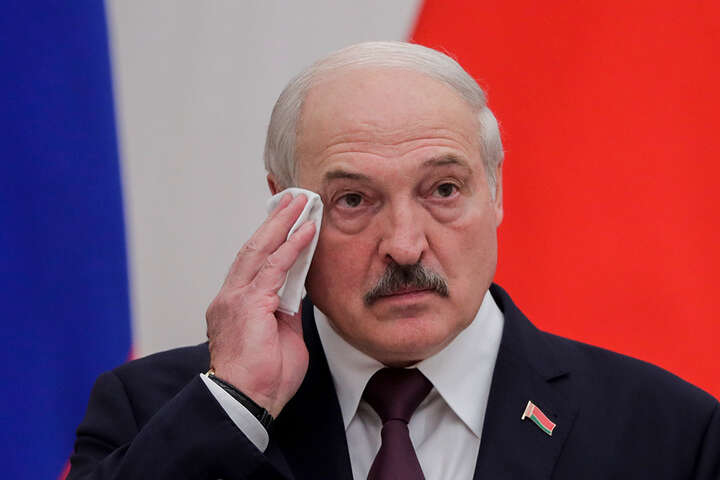 Лукашенко почав благати Захід простити його і «бідних» білорусів 