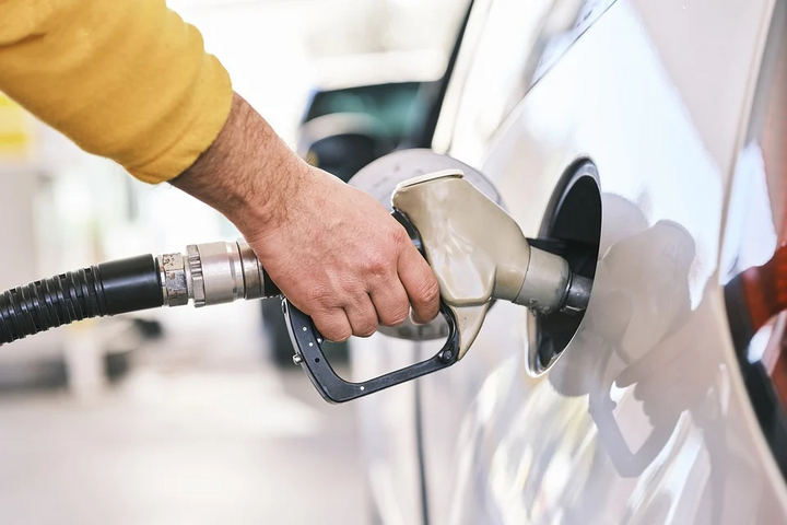 «Слуги» повертають акциз на пальне: що буде з цінами на бензин