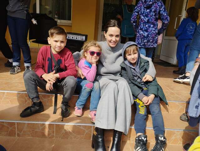 Анджеліна Джолі провідала дітей, які постраждали від ракетного удару по Краматорську 