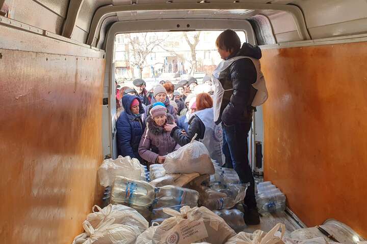 Росіяни вивозять тіла загиблих жителів Маріуполя на вантажівках для «гуманітарної допомоги» 