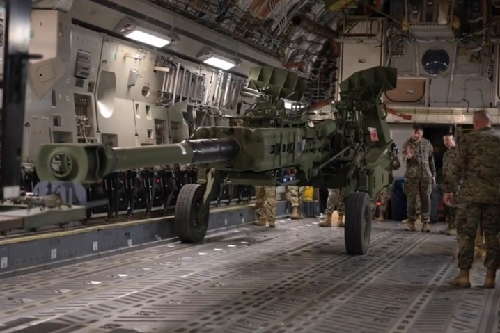 В Украину едут американские гаубицы: Пентагон показал видео погрузки