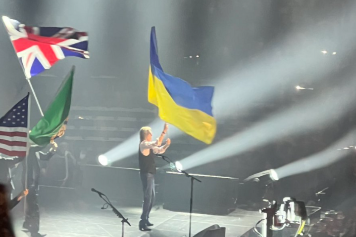 Пол Маккартні на концерті в США вийшов на сцену з українським прапором (фото, відео)