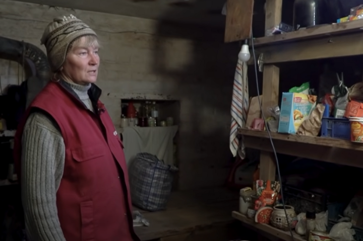 <p class="articleparagraphrootwy3ui">Ірина, мешканка Лукашівки, показує підвал, в якому її родині довелось жити разом з окупантами</p>