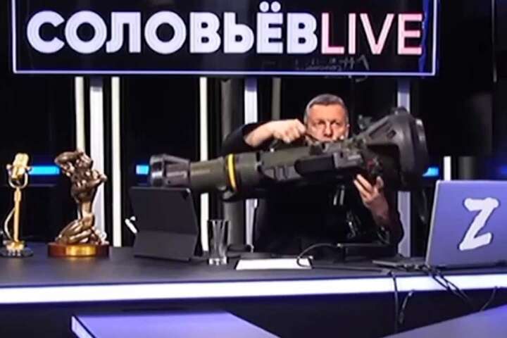 Пропагандист Соловйов вкрав у Маріуполі тубус від Nlaw та видає його за зброю (відео)
