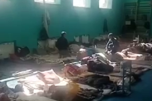 Рашисти тримають маріупольців у таборах. Жахливі кадри зсередини (відео)