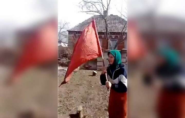 Будинок знищили росіяни. Що відомо про бабусю з прапором СРСР (відео)