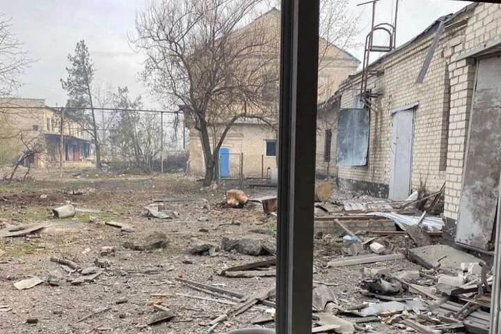 Рашисти цілили по «Азоту», а розбомбили одну з останніх АЗС на Луганщині 