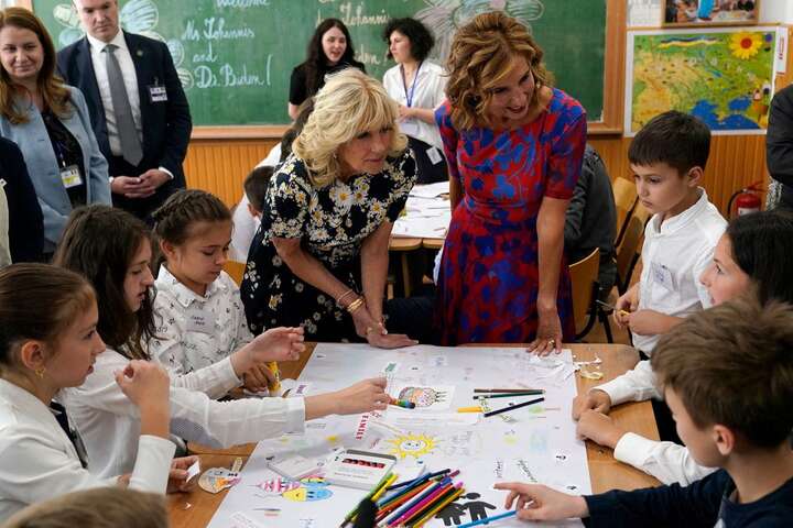 Перша леді США зустрілася з українськими біженцями в Бухаресті 