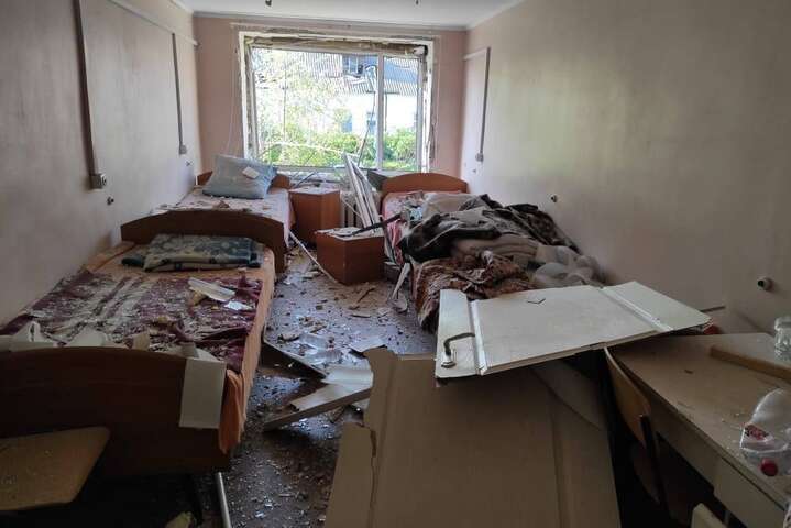 Враг повторно обстрелял больницу в Орехове: фото